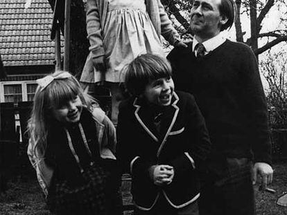 J. G. Ballard, en Shepperton con sus hijos Bea, Fay y Jim en 1965.