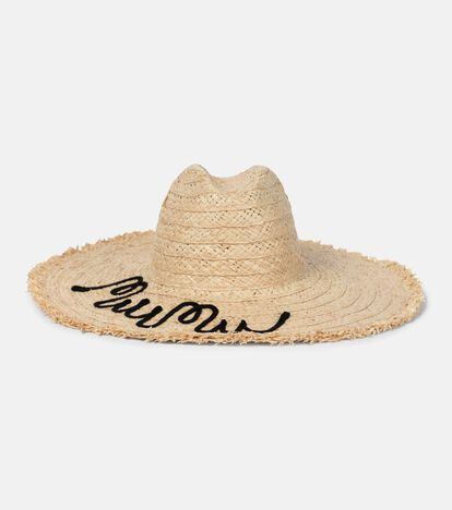 Si pensamos en un accesorio de lujo para mantener a salvo nuestro rostro estas vacaciones, Miu Miu decora con un vistoso logo bordado este sombrero de rafia fiel a la esencia más ecléctica de la marca. 295 euros.