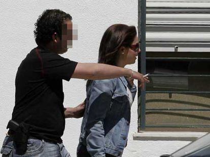 María José Campanario es conducida por un guardia civil al juzgado de Jerez.