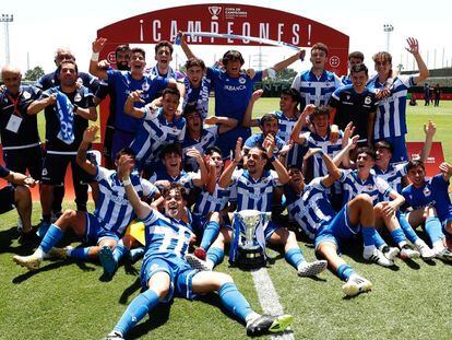 Los jugadores y técnicos del Deportivo celebran el título de la Copa de Campeones juvenil.