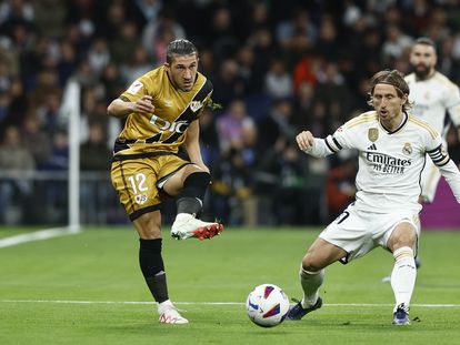 Espino y Modric, durante el partido entre el Real Madrid y el Rayo Vallecano.