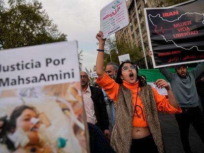 Un grupo de iraníes protestana el jueves por la muerte de Mahsa Amini delante de la Embajada de Irán en Santiago de Chile.