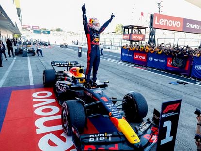 Max Verstappen, subido a su coche, celebra el domingo en Suzuka la victoria en el Gran Premio de F1
