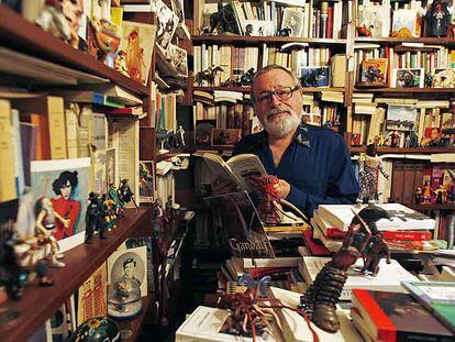 Fernando Savater, fotografiado ayer en la biblioteca de su casa de Madrid.