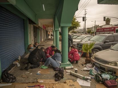 Paramédicos atienden un caso de sobredosis de fentanilo, en Tijuana (Baja California), en junio de este año.