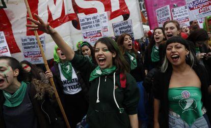 Mujeres protestan en Buenos Aires a favor del aborto.