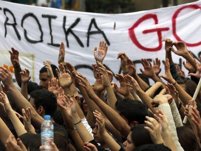 Un grupo de estudiantes chipriotas protesta ante el palacio presidencial de Nicosia el pasado 26 de marzo