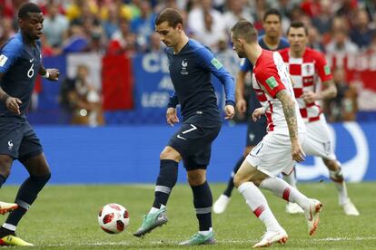 Griezmann disputa una pilota amb Brozovic durant la final del Mundial.