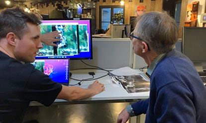 El ingeniero de Google Emil Wallner y el experto en Klimt Franz Smola, en el laboratorio de Google en París.