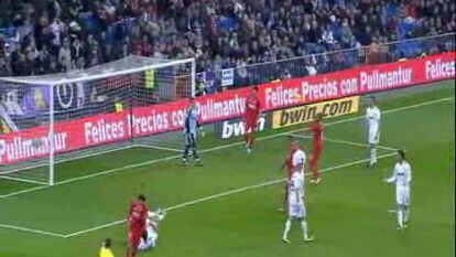 Un gol del argentino Di María cuando el Madrid jugaba con uno menos permite a los de Mourinho seguir cerca del Barça. <strong><a href="http://www.elpais.com/buscar/liga-bbva/videos">Vídeos de la Liga BBVA</a></strong>