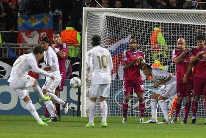 Cristiano Ronaldo ejecuta la falta que ha supuesto el primer tanto del encuentro.