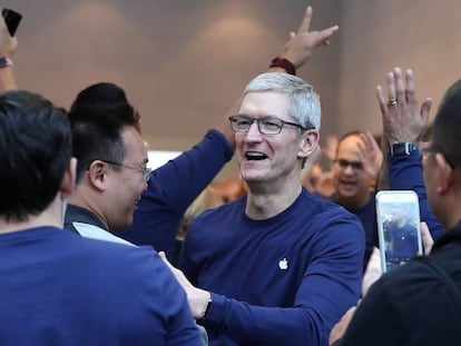 Tim Cook, consejero delegado de Apple, con clientes el d&iacute;a del lanzamiento del iPhone X en una tienda de la compa&ntilde;&iacute;a. 