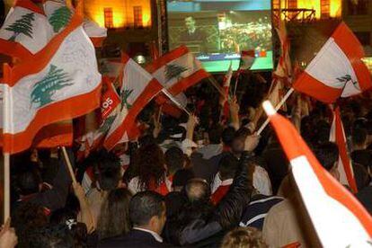 Un grupo de libaneses, en una plaza de Beirut, escuchan el mensaje de Bachar el Asad en el Parlamento sirio.