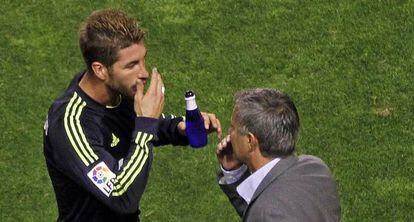 Ramos y Mourinho, en el partido del Rayo.