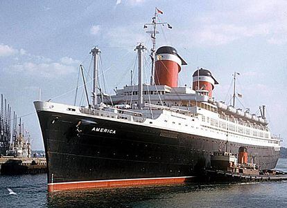 El SS American en sus tiempos de gloria, entrando en el puerto de South Hampton (Inglaterra).