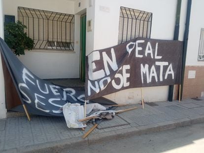 Una de las pancartas que portaron los vecinos de Peal de Becerro en la concentración en repulsa por el homicidio de un portero de un pub de la localidad jiennense.