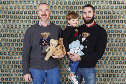 Una pareja gay con su hijo (Reino Unido).