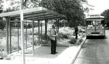 Un hombre espera al autobús en la década de los 80. El Consorcio Regional de Transportes nació en 1986, en ese año el billete sencillo de metro y bus costaba 50 pesetas.