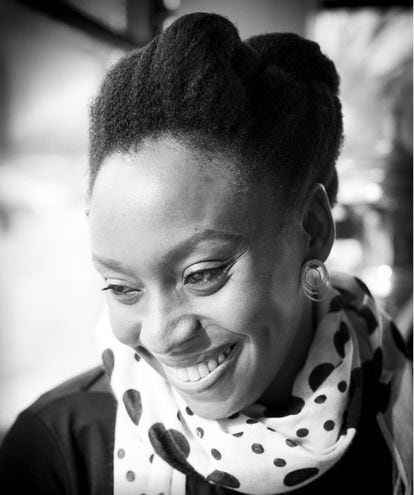 Chimamanda Ngozi Adichie, antes de la entrevista en una cafetería en Columbia.