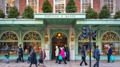 Fachada de la tienda Fortnum and Mason, junto a Piccadilly Circus, en Londres, la preferida de la Casa Real británica.