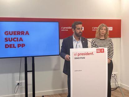 El secretario de Organización del PSPV-PSOE, José Muñoz, con Rocío Briones, responsable de la oficina del candidato, en la sede del partido en Valencia.