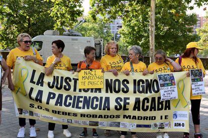 Integrantes de la asociación SOS Bebés Robados, en una protesta el 4 de septiembre, en Madrid.