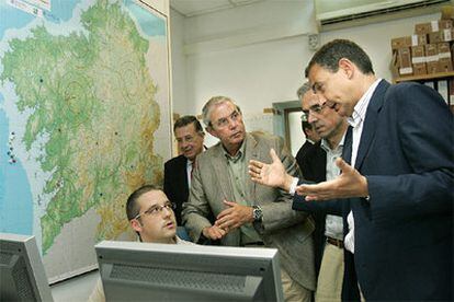 El presidente del Gobierno, durante su visita al Centro de Coordinación de Incendios Forestales de Santiago de Compostela.