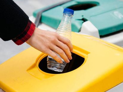 Contenedores para el reciclaje de las botellas de plástico.