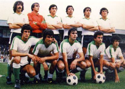 Antes del Racing-Linares, en la campaña 1980/81. Preciado está arriba, a la izquierda.