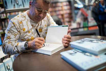 El presentador Jorge Javier Vázquez firma un ejemplar de su libro 'Antes del olvido'.