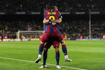 Alves abraza a Bojan tras el segundo gol del Barça.