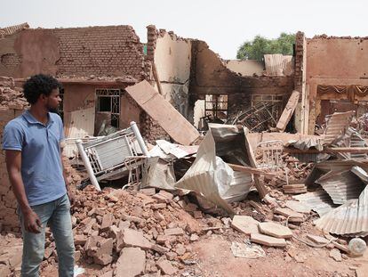 Un hombre camina frente a una casa dañada en Jartum, Sudán, este martes.