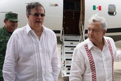 El Canciller Marcelo Ebrard y el presidente Andrés Manuel López Obrad, en el aeropuerto militar de Tapachula.