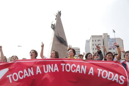 Miles de manifestantes participan en la marcha 'Ni una Menos' que busca denunciar el problema de la violencia hacia las mujeres en Perú.