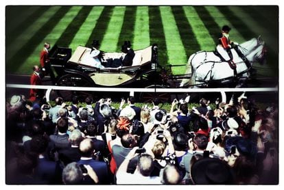 La reina Isabel II junto al príncipe Felipe de Edimburgo, el príncipe Harry y el príncipe Andrés, desfilan durante la inauguración de las carreras de caballos de Ascot, 17 de junio de 2014.