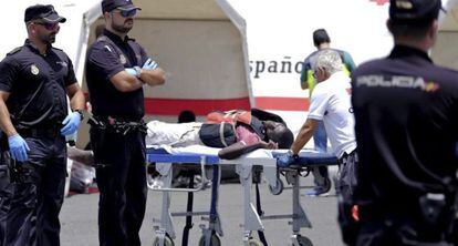 La Cruz Roja atiende a un inmigrante rescatado la pasada semana cerca de las islas Canarias.