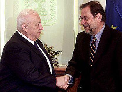 El primer ministro israelí, Ariel Sharon (izquierda), saluda al jefe de la diplomacia de la UE, Javier Solana.