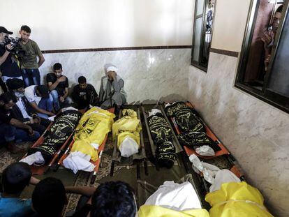 Los cadáveres de las víctimas de un bombardeo israelí el 14 de noviembre, en la morgue de Deir al Balah, en Gaza.