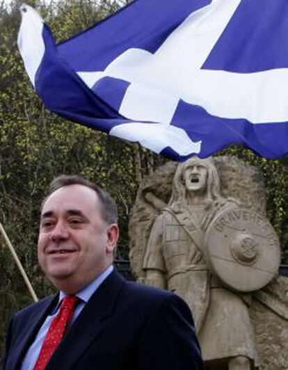 El primer ministro escoc&eacute;s, Alex Salmond, en el monumento a William Wallace.