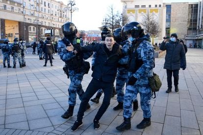 Agentes de policía detienen a un manifestante durante una protesta contra la invasión rusa de Ucrania en el centro de Moscú.