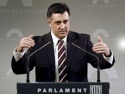 Joan Puigcercós, ayer en el Parlament, con el convergente Felip Puig.