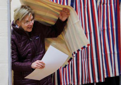 La candidata Elizabeth Warren, a la salida de la votación en el Supermartes, en Massachusetts.