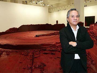 Anish Kapoor, ante su instalación <i>Mi patria roja, </i>en el Centro de Arte Contemporáneo de Málaga.