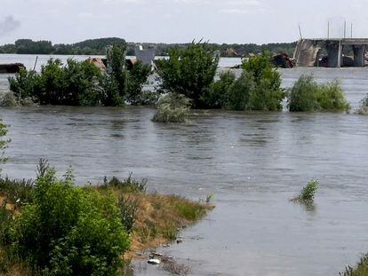 Una zona parcialmente inundada de Jersón tras la destrucción de la presa de Nova Kajovka.