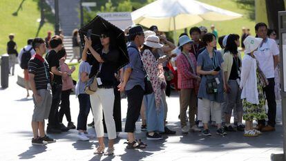 Un grupo de turistas orientales en el museo del Prado.