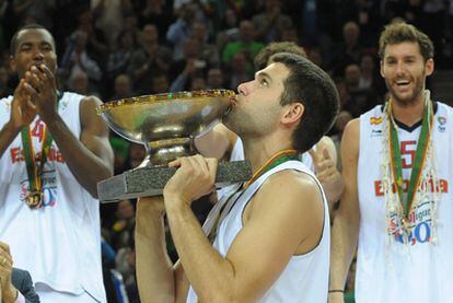 Felipe Reyes besa la copa de campeones del Eurobasket.