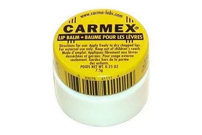Aunque en España no se conocía hasta hace poco, el bálsamo labial Carmex se lanzó en Estados Unidos en 197 con la misma tapa metálica que hoy conocemos. 