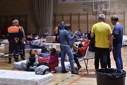 Persones acollides al poliesportiu Miguel Ángel Nadal, a Manacor.