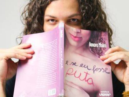 Amara Moira, con su libro.