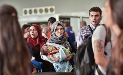 La familia Al Said espera en el aeropuerto para subir al avión hacia España.